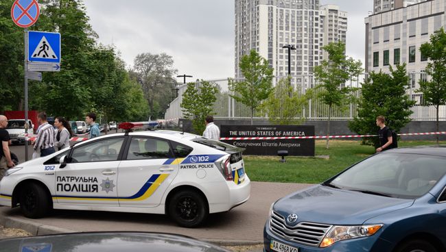 Автомобиль полиции Украины у посольства США в Киеве. Архивное фото Автомобиль полиции Украины у посольства США в Киеве. Архивное фото