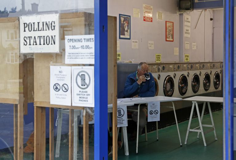 Участок для голосования на досрочных парламентских выборах в Хедингтоне, Великобритания. 8 июня 2017 Участок для голосования на досрочных парламентских выборах в Хедингтоне, Великобритания. 8 июня 2017
