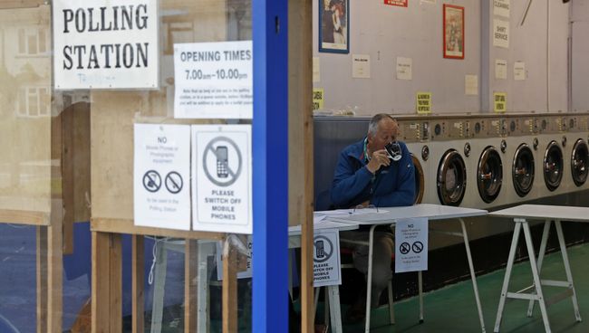 Участок для голосования на досрочных парламентских выборах в Хедингтоне, Великобритания. 8 июня 2017 Участок для голосования на досрочных парламентских выборах в Хедингтоне, Великобритания. 8 июня 2017