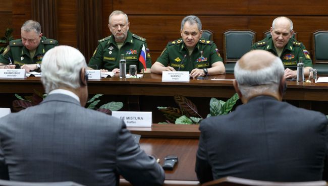 Министр обороны РФ Сергей Шойгу во время встречи со спецпосланником ООН по Сирии Стаффаном де Мистурой. 8 июня 2017 Министр обороны РФ Сергей Шойгу во время встречи со спецпосланником ООН по Сирии Стаффаном де Мистурой. 8 июня 2017