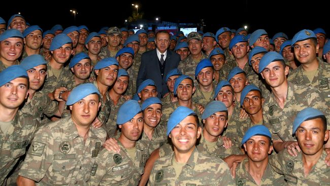 Президент Турции Тайип Эрдоган с турецкими военнослужащими. 8 июня 2017 Президент Турции Тайип Эрдоган с турецкими военнослужащими. 8 июня 2017