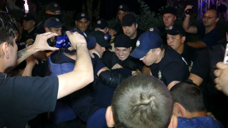 Радикалы подрались с полицией, пытаясь сорвать концерт Билык в Одессе