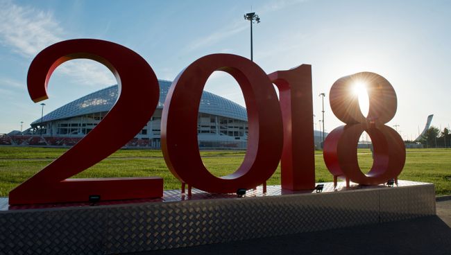 Цифры 2018 у стадиона Фишт в Олимпийским парке в Сочи. Архивное фото Цифры 2018 у стадиона Фишт в Олимпийским парке в Сочи. Архивное фото