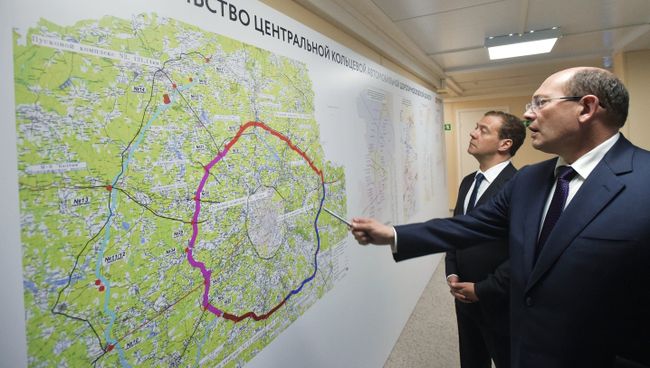 Председатель правительства РФ Дмитрий Медведев во время осмотра хода строительства Центральной кольцевой автомобильной дороги Московской области. 9 июня 2017 Председатель правительства РФ Дмитрий Медведев во время осмотра хода строительства Центральной кольцевой автомобильной дороги Московской области. 9 июня 2017