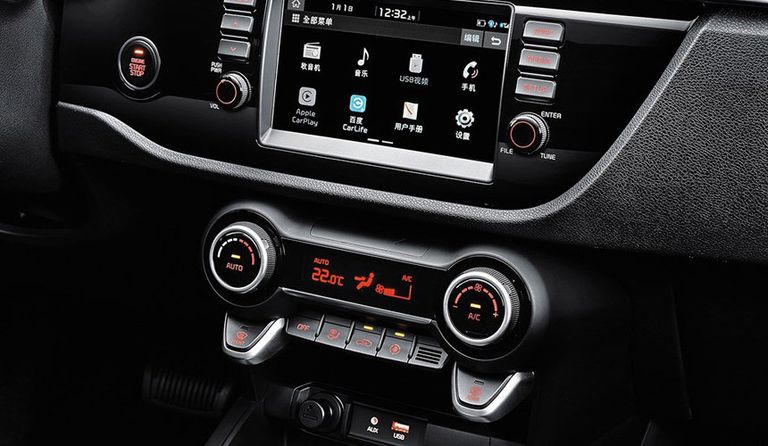 Салон автомобиля Kia K2 (Rio)
