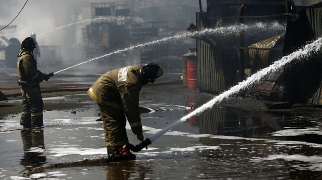 Пожарные МЧС РФ