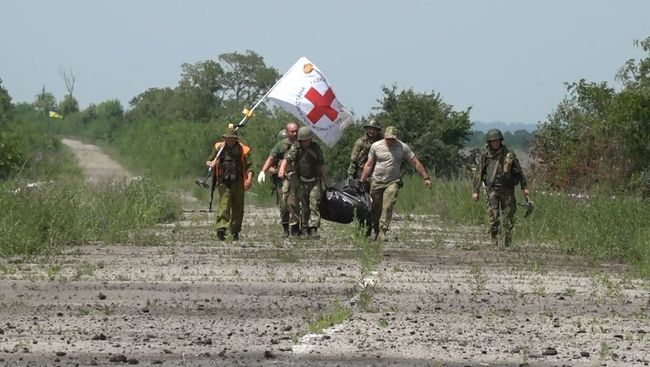 Эвакуация тела военнослужащего ВСУ. Архивное фото Эвакуация тела военнослужащего ВСУ. Архивное фото