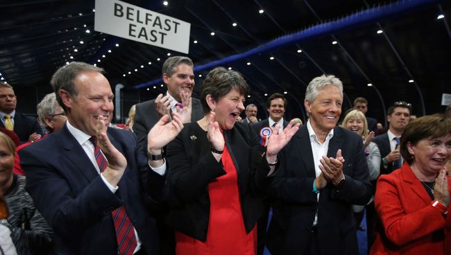 Глава Североирландской демократической юнионистской партии DUP Арлен Фостер во время подведения итогов парламентских выборов в Белфасте Глава Североирландской демократической юнионистской партии DUP Арлен Фостер во время подведения итогов парламентских выборов в Белфасте