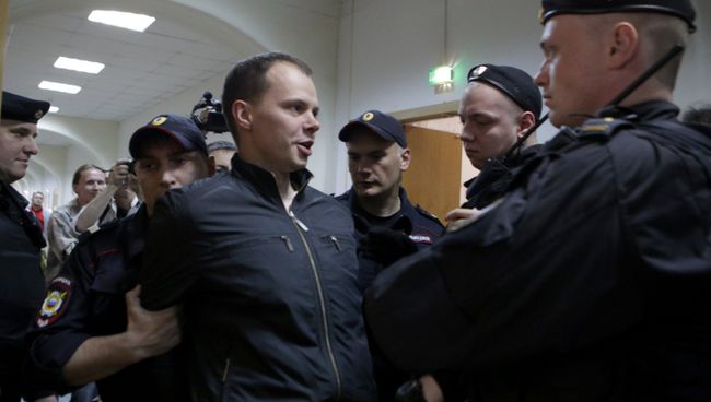 Участник несогласованной акции 26 марта в Москве Дмитрий Борисов в Басманном суде. 9 июня 2017 Участник несогласованной акции 26 марта в Москве Дмитрий Борисов в Басманном суде. 9 июня 2017