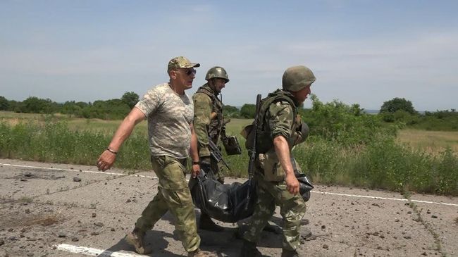 Эвакуация тела военнослужащего ВСУ из серой зоны в районе населенного пункта Желобок. Архивное фото Эвакуация тела военнослужащего ВСУ из серой зоны в районе населенного пункта Желобок. Архивное фото