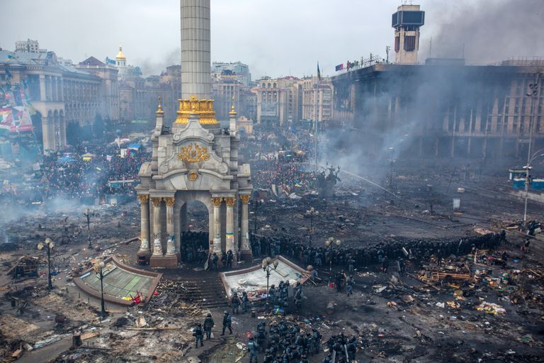 Сотрудники правоохранительных органов и сторонники оппозиции на площади Независимости в Киеве Сотрудники правоохранительных органов и сторонники оппозиции на площади Независимости в Киеве