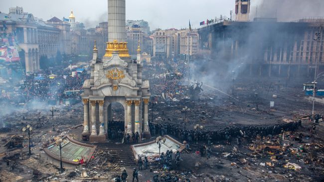 Сотрудники правоохранительных органов и сторонники оппозиции на площади Независимости в Киеве. Архивное фото Сотрудники правоохранительных органов и сторонники оппозиции на площади Независимости в Киеве. Архивное фото