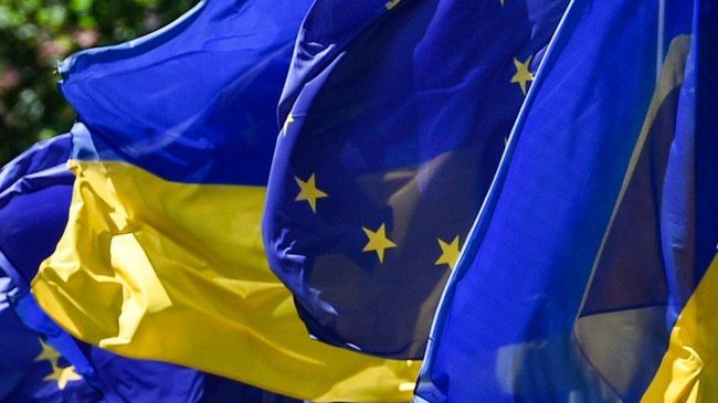 Флаги Украины и Евросоюза на церемонии по случаю введения безвизового режима между Украиной и ЕС Флаги Украины и Евросоюза на церемонии по случаю введения безвизового режима между Украиной и ЕС