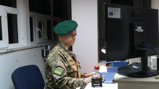 Сотрудница пограничной службы Украины на международном пункте пропуска через украинско-польскую границу Сотрудница пограничной службы Украины на международном пункте пропуска через украинско-польскую границу
