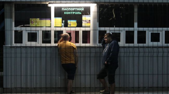 Граждане Украины на международном пункте пропуска через украинско-польскую границу. Архивное фото Граждане Украины на международном пункте пропуска через украинско-польскую границу. Архивное фото