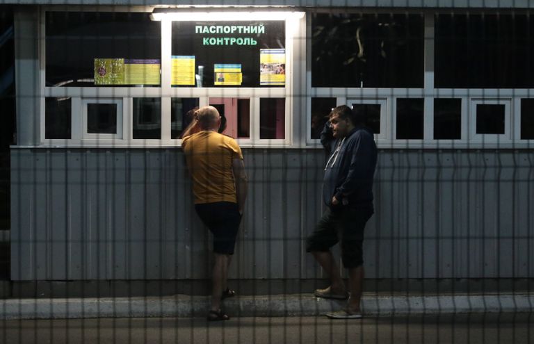 Граждане Украины на международном пункте пропуска через украинско-польскую границу