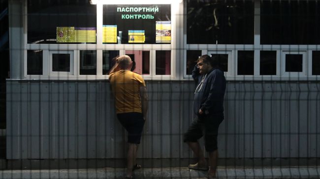 Граждане Украины на международном пункте пропуска через украинско-польскую границу Граждане Украины на международном пункте пропуска через украинско-польскую границу