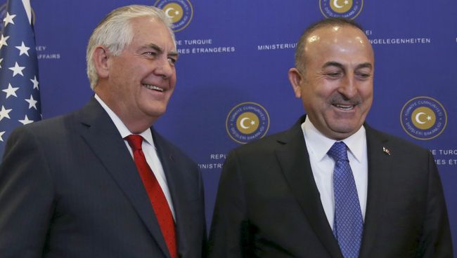 Министр иностранных дел Турции Мевлют Чавушоглу и госсекретарь США Рекс Тиллерсон. Архивное фото Министр иностранных дел Турции Мевлют Чавушоглу и госсекретарь США Рекс Тиллерсон. Архивное фото