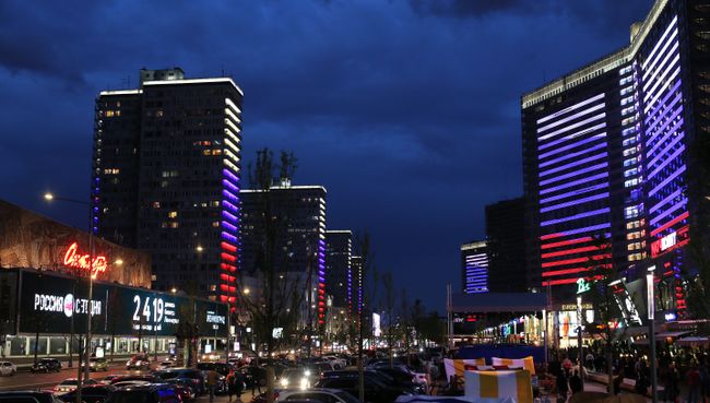 Здания на Новом Арбате в Москве, в преддверии Дня России подсвеченные цветами российского флага Здания на Новом Арбате в Москве, в преддверии Дня России подсвеченные цветами российского флага