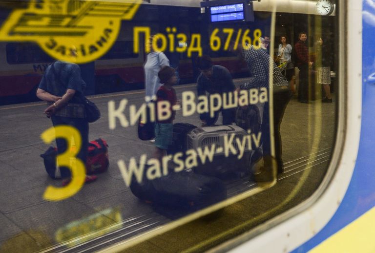 Поезд Киев-Варшава на железнодорожном вокзале польской столицы Поезд Киев-Варшава на железнодорожном вокзале польской столицы