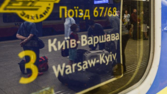 Поезд Киев-Варшава на железнодорожном вокзале польской столицы. Архивное фото Поезд Киев-Варшава на железнодорожном вокзале польской столицы. Архивное фото