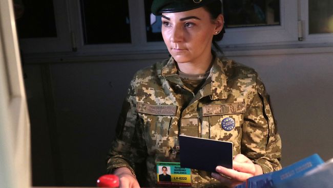 Сотрудница пограничной службы Украины на международном пункте пропуска через украинско-польскую границу Сотрудница пограничной службы Украины на международном пункте пропуска через украинско-польскую границу