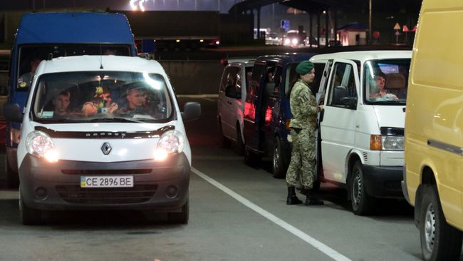 Граждане Украины на международном пункте пропуска через украинско-польскую границу Граждане Украины на международном пункте пропуска через украинско-польскую границу