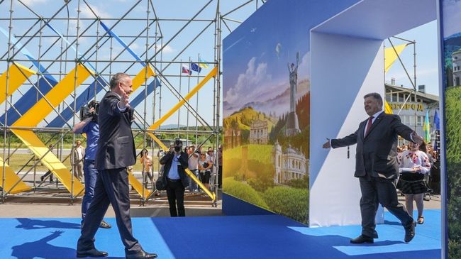 Президент Украины Петр Порошенко на церемонии по случаю начала действия безвизового режима с Евросоюзом Президент Украины Петр Порошенко на церемонии по случаю начала действия безвизового режима с Евросоюзом