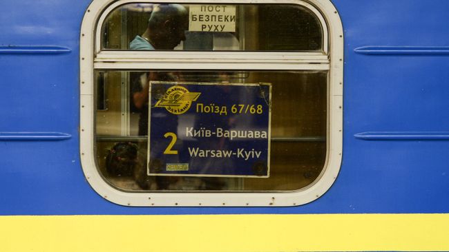 Поезд Киев - Варшава на железнодорожном вокзале польской столицы Поезд Киев - Варшава на железнодорожном вокзале польской столицы