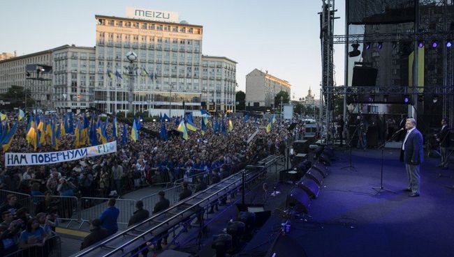 Президент Украины Петр Порошенко поздравил соотечественников с введением безвизового режима с Евросоюзом в Киеве. 10 июня 2017 Президент Украины Петр Порошенко поздравил соотечественников с введением безвизового режима с Евросоюзом в Киеве. 10 июня 2017