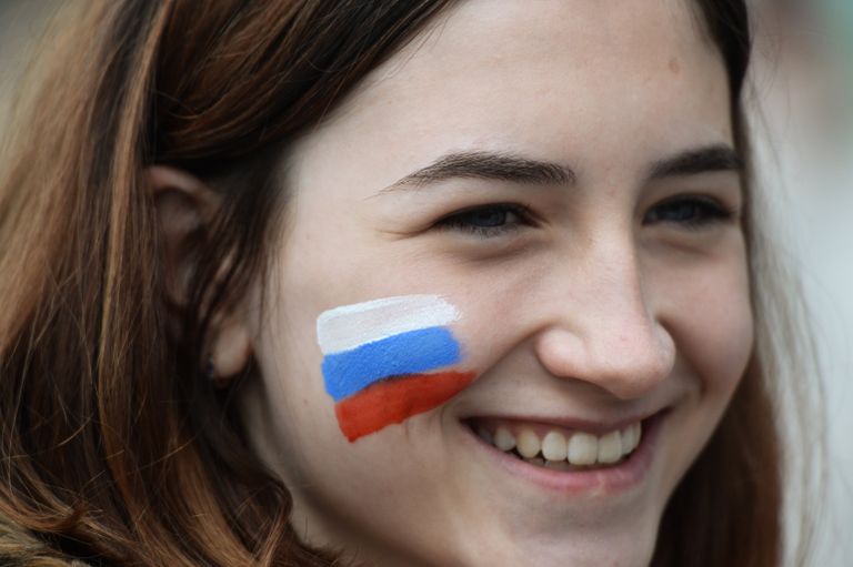 Участница праздничного митинга в честь Дня России на площади Ленина в Новосибирске.  12 июня 2017