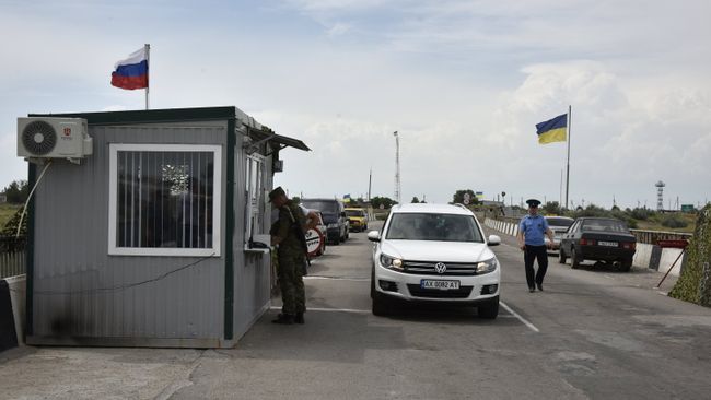 Автомобили на пункте пропуска Джанкой на границе России и Украины Автомобили на пункте пропуска Джанкой на границе России и Украины