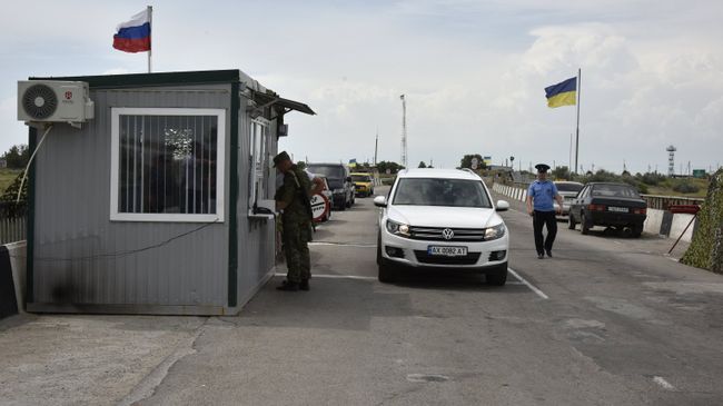 Автомобили на пункте пропуска на границе России и Украины. Архивное фото Автомобили на пункте пропуска на границе России и Украины. Архивное фото