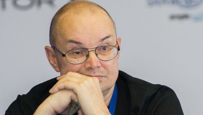 Режиссер Алексей Рыбин во время пресс-конференции, посвящённой фильму Скоро всё кончится на 28-м Открытом Российском кинофестивале Кинотавр Режиссер Алексей Рыбин во время пресс-конференции, посвящённой фильму Скоро всё кончится на 28-м Открытом Российском кинофестивале Кинотавр
