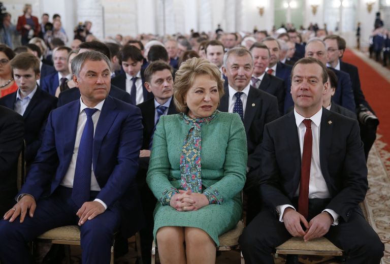 Председатель правительства РФ Дмитрий Медведев на церемонии вручения президентом Владимиром Путиным Государственных премий 2016 года. 12 июня 2017 Председатель правительства РФ Дмитрий Медведев на церемонии вручения президентом Владимиром Путиным Государственных премий 2016 года. 12 июня 2017