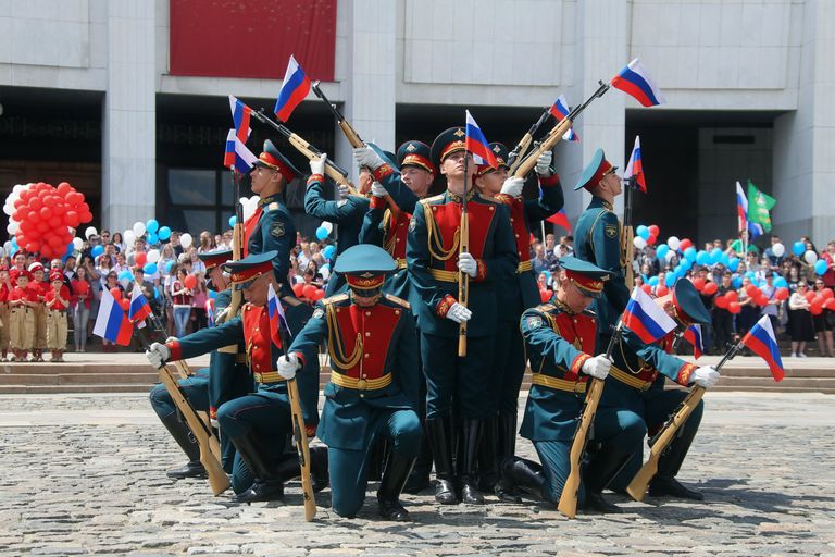 Почетный караул Преображенского полка во время выступления в честь Дня России на Поклонной горе в Москве. 12 июня 2017