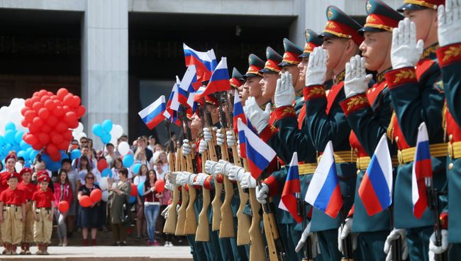 Почетный караул Преображенского полка во время выступления в честь Дня России на Поклонной горе в Москве. 12 июня 2017 Почетный караул Преображенского полка во время выступления в честь Дня России на Поклонной горе в Москве. 12 июня 2017