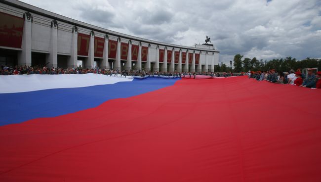 Курсанты МЧС России развернули флаг РФ в честь Дня России на Поклонной горе в Москве. 12 июня 2017 Курсанты МЧС России развернули флаг РФ в честь Дня России на Поклонной горе в Москве. 12 июня 2017