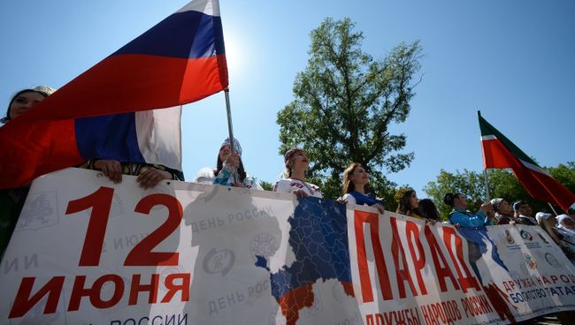 Участники парада народов России в 7 отдыха имении М. Горького в честь Дня России в Казани. 12 июня 2017 Участники парада народов России в 7 отдыха имении М. Горького в честь Дня России в Казани. 12 июня 2017