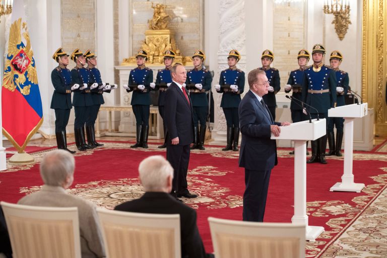 Президент РФ Владимир Путин и генеральный директор ФГБУ культуры Государственный Эрмитаж Михаил Пиотровский на церемония вручения Государственных премий. 12 июня 2017 Президент РФ Владимир Путин и генеральный директор ФГБУ культуры Государственный Эрмитаж Михаил Пиотровский на церемония вручения Государственных премий. 12 июня 2017
