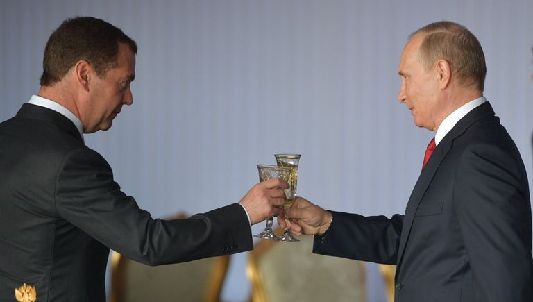 Президент РФ Владимир Путин и председатель правительства РФ Дмитрий Медведев на торжественном приеме в Кремле в честь Дня России. 12 июня 2017 Президент РФ Владимир Путин и председатель правительства РФ Дмитрий Медведев на торжественном приеме в Кремле в честь Дня России. 12 июня 2017