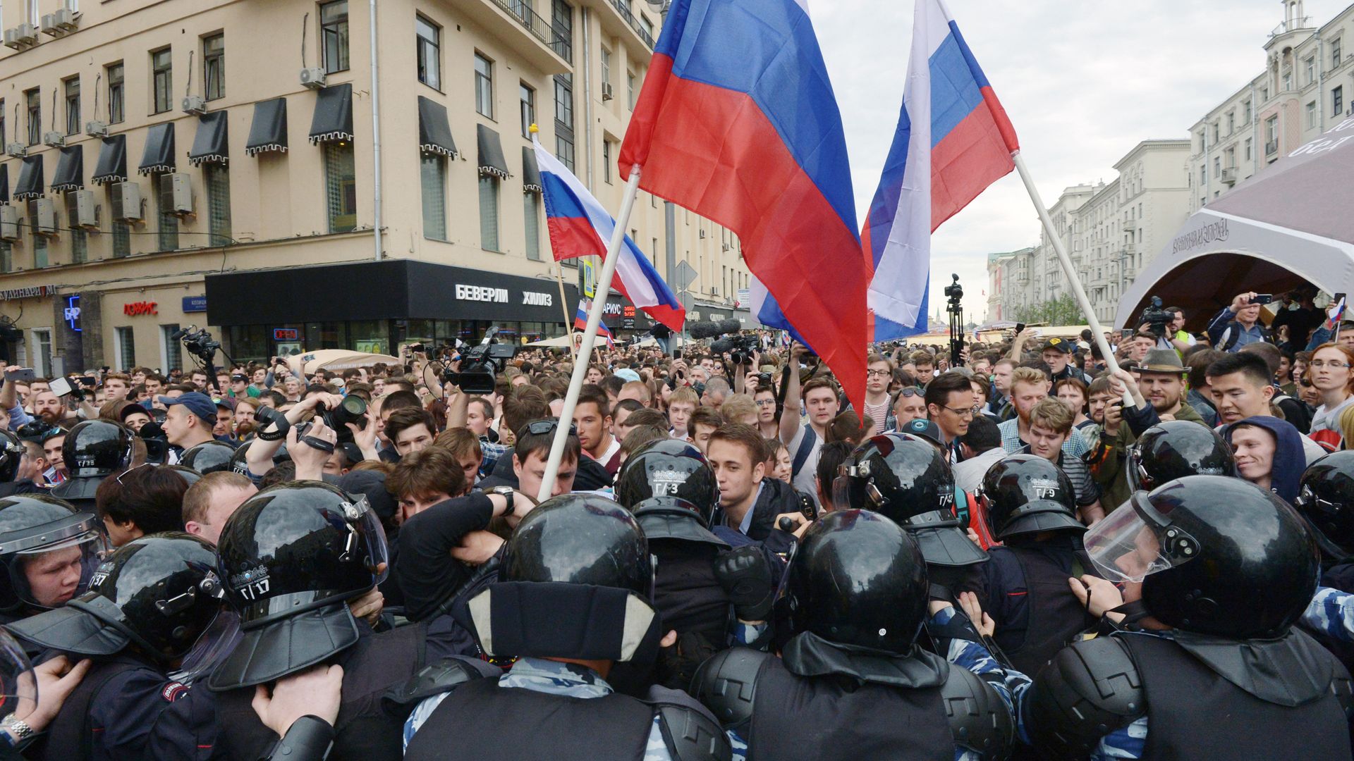 Горожане и полиция во время акции против коррупции на Тверской улице в Москве. 12 июня 2017 Горожане и полиция во время акции против коррупции на Тверской улице в Москве. 12 июня 2017 - РИА Новости, 1920, 17.11.2020