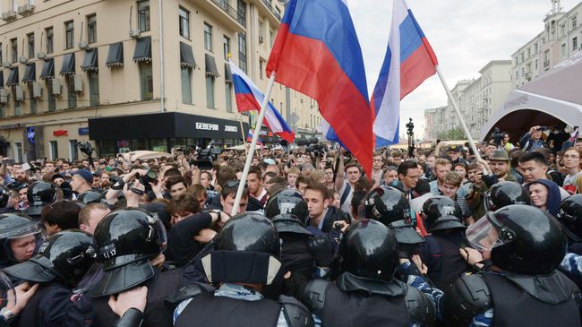 Горожане и полиция во время несанкционированной акции на Тверской улице в Москве. 12 июня 2017 Горожане и полиция во время несанкционированной акции на Тверской улице в Москве. 12 июня 2017