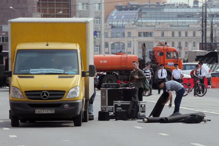 Рабочие загружают оборудование в автомобиль после окончания санкционированной акции на проспекте Сахарова в Москве. 12 июня 2017 Рабочие загружают оборудование в автомобиль после окончания санкционированной акции на проспекте Сахарова в Москве. 12 июня 2017