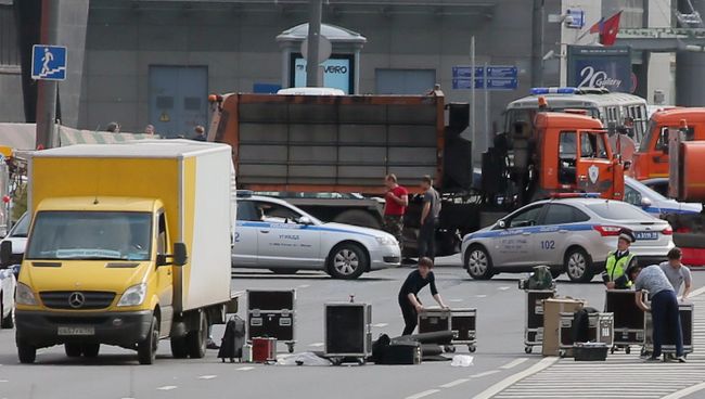 Рабочие загружают оборудование в автомобиль после окончания санкционированной акции на проспекте Сахарова в Москве. 12 июня 2017 Рабочие загружают оборудование в автомобиль после окончания санкционированной акции на проспекте Сахарова в Москве. 12 июня 2017
