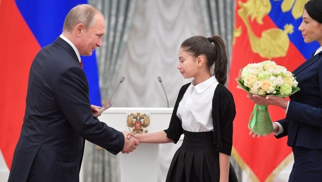 Президент РФ Владимир Путин и Аида Садыкова из Дагестана на торжественной церемонии вручения паспорта десятерым юным отличившимся россиянам, в рамках всероссийской акции Мы — граждане России!. 12 июня 2017 Президент РФ Владимир Путин и Аида Садыкова из Дагестана на торжественной церемонии вручения паспорта десятерым юным отличившимся россиянам, в рамках всероссийской акции Мы — граждане России!. 12 июня 2017