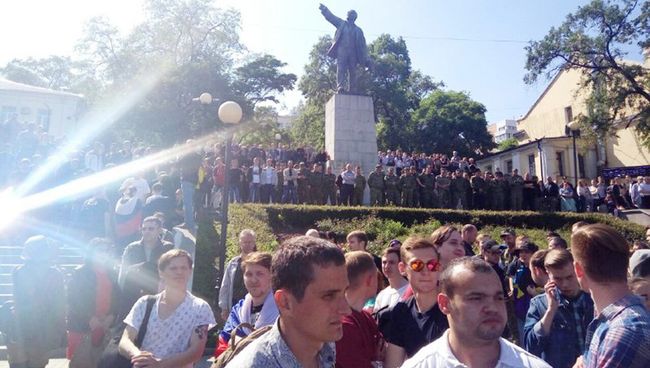 Казаки после попытки выгнать митингующих с Привокзальной площади. Владивосток. 12 июня 2017 Казаки после попытки выгнать митингующих с Привокзальной площади. Владивосток. 12 июня 2017