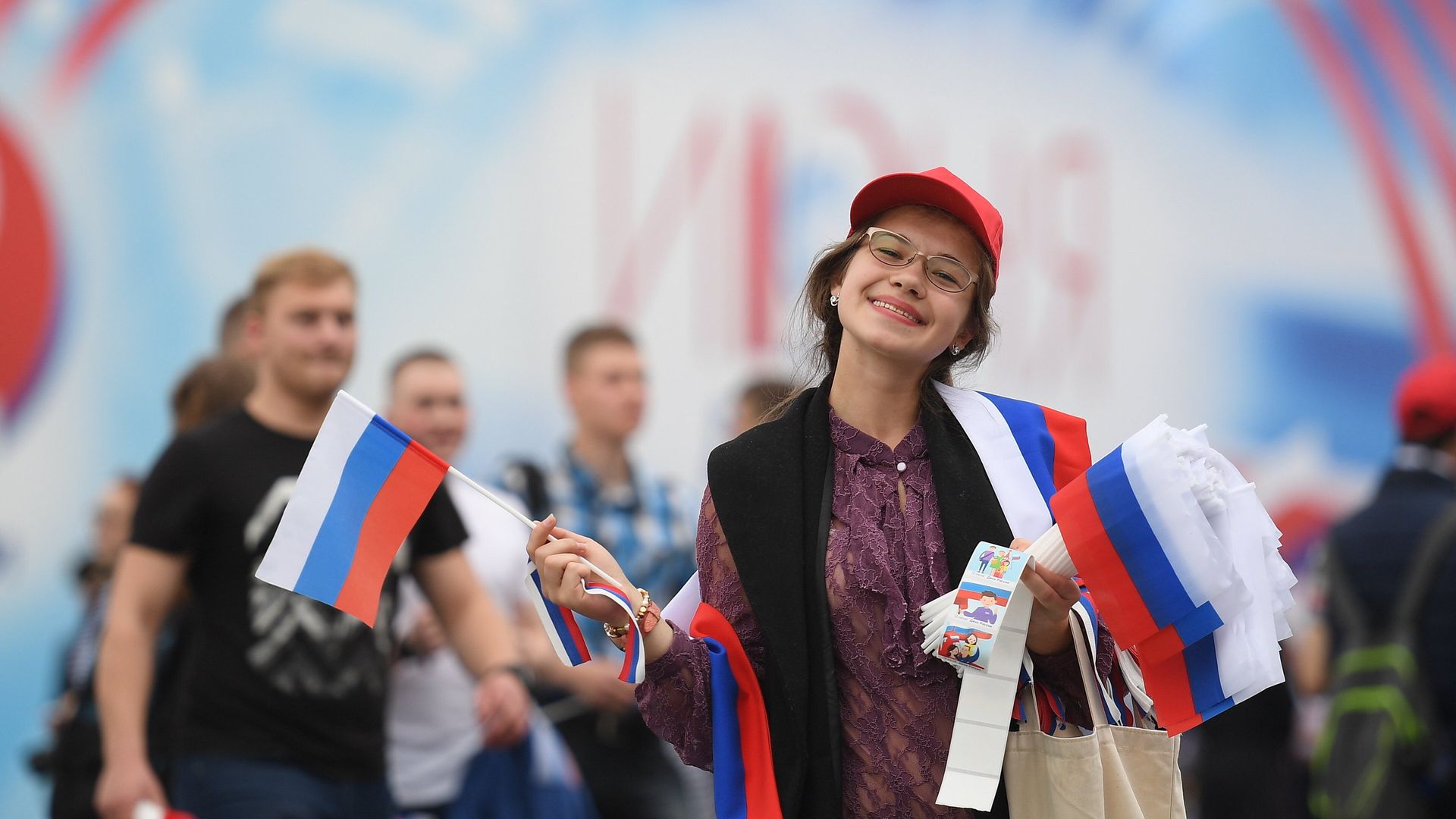 Девушка раздает флажки перед началом праздничного концерта, посвященного Дню России Девушка раздает флажки перед началом праздничного концерта, посвященного Дню России - РИА Новости, 1920, 08.06.2022
