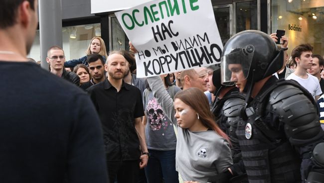 Полицейские задерживают участницу несанкционированной акции на Тверской улице в Москве. 12 июня 2017 Полицейские задерживают участницу несанкционированной акции на Тверской улице в Москве. 12 июня 2017