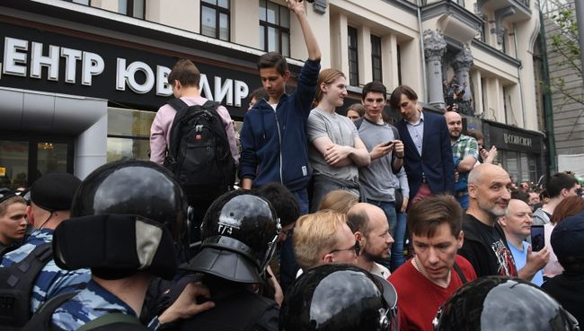На Тверской улице в Москве во время несанкционированной акции. 12 июня 2017 На Тверской улице в Москве во время несанкционированной акции. 12 июня 2017